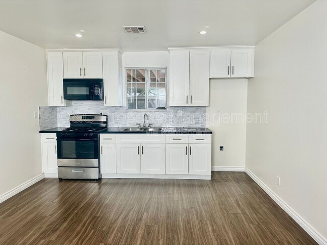 Photo - 7053 Lindley Ave