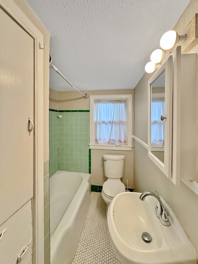 Photo - 2014 Lowerline St Unit A