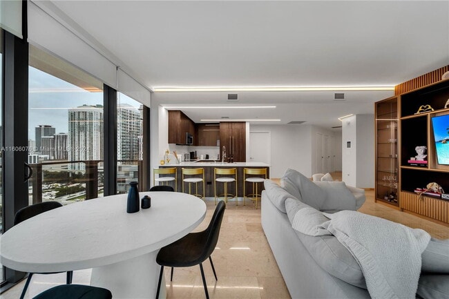 Photo - 88 SW 7th St