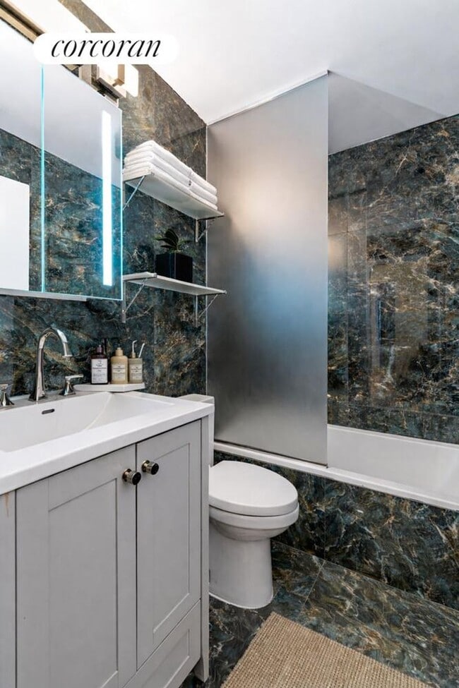 Photo - 45 E 25th St