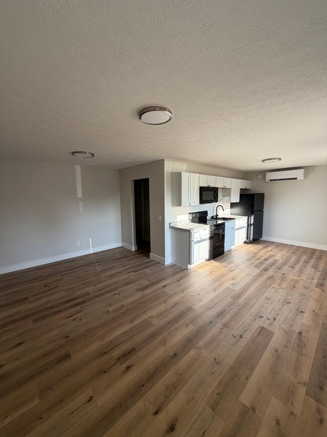 Photo - 301 Crist St