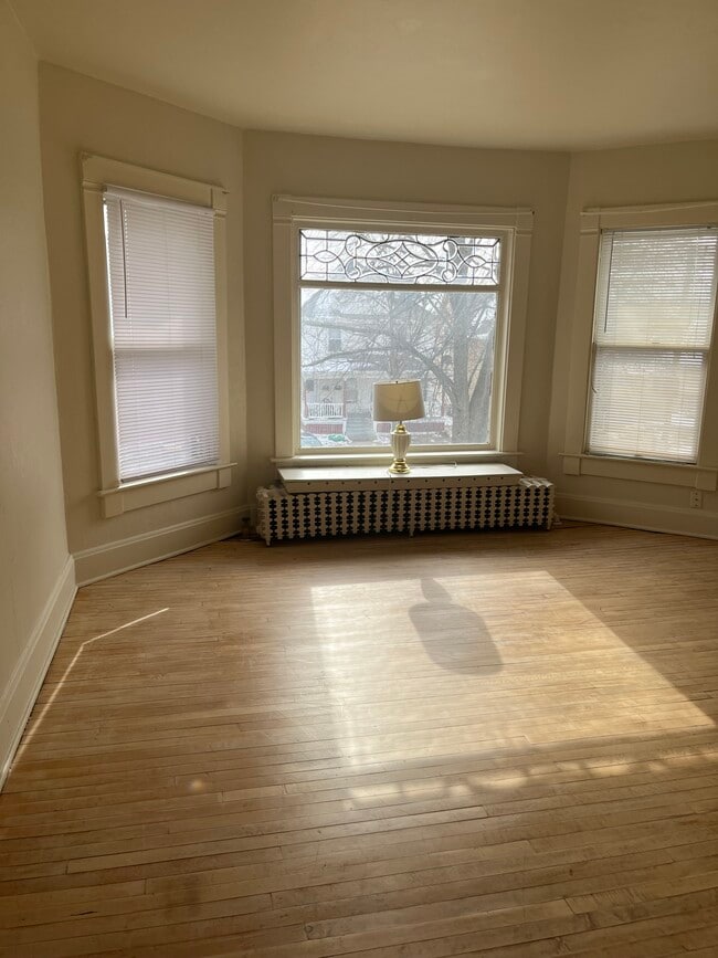 Building Photo - 807 Dousman St Unit UR