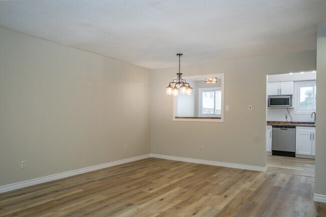 Photo - MODERN THREE BEDROOM CONDO TOWNHOME CLOSE TO WHITEOAKS MALL Unit 116