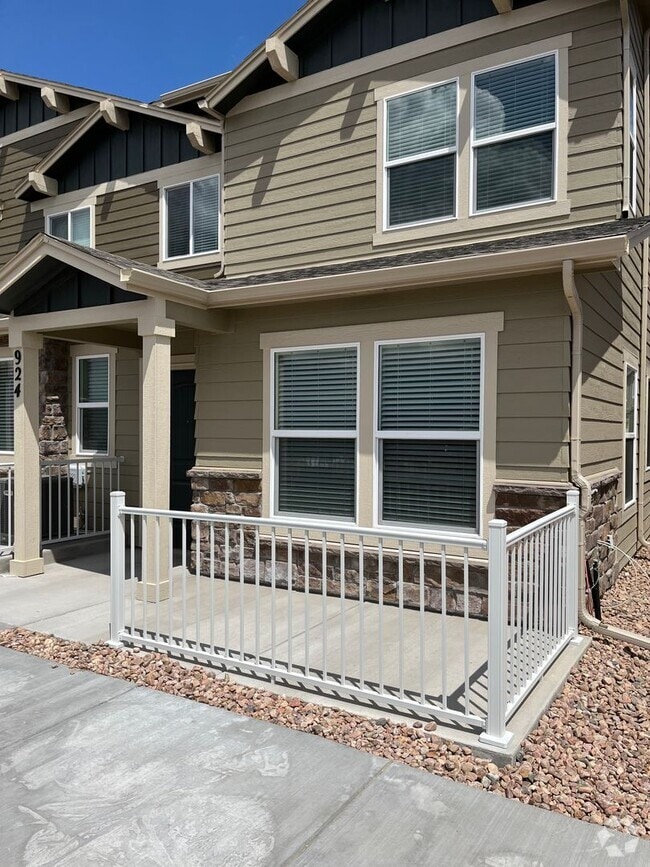 Building Photo - NEWER END UNIT TWO STORY TOWNHOME WITH A/C...