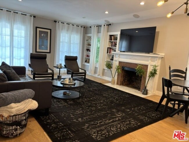 1113 S Doheny Dr