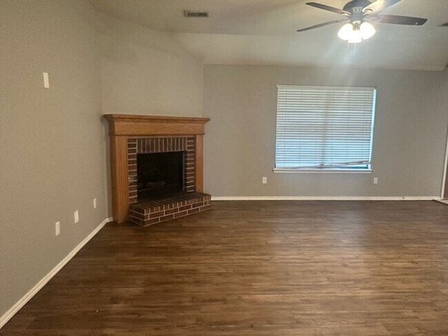 Photo - Spacious 4 bd, 2 bath - Converted garage f...