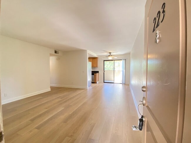 Building Photo - 2 Bedroom, 2 Bath, Downstairs Condo!
