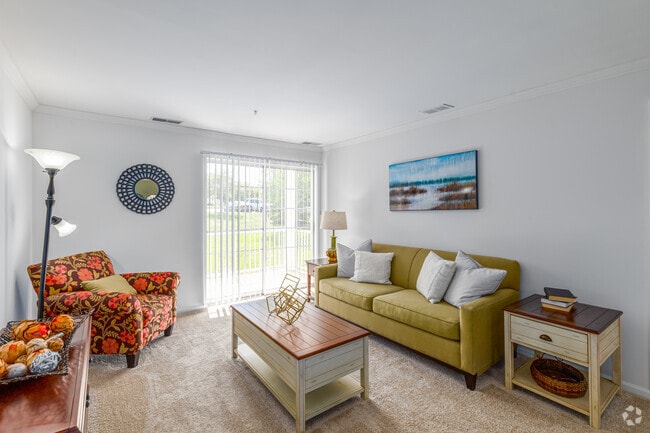 2BR, 2BA - 1050SF - Living Room