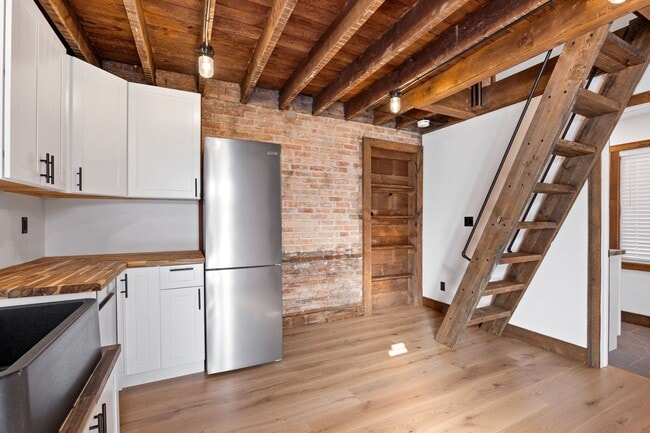 Building Photo - 3165 Sandwich St. Unit 3
