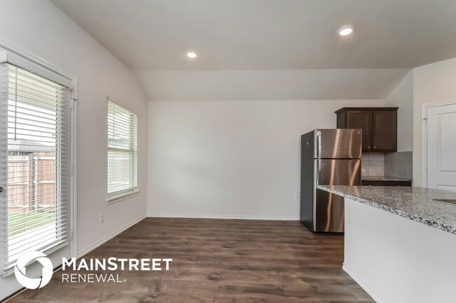 Photo - 824 English Dr