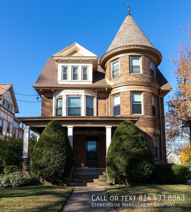 Building Photo - 440 W 10th St Unit 3