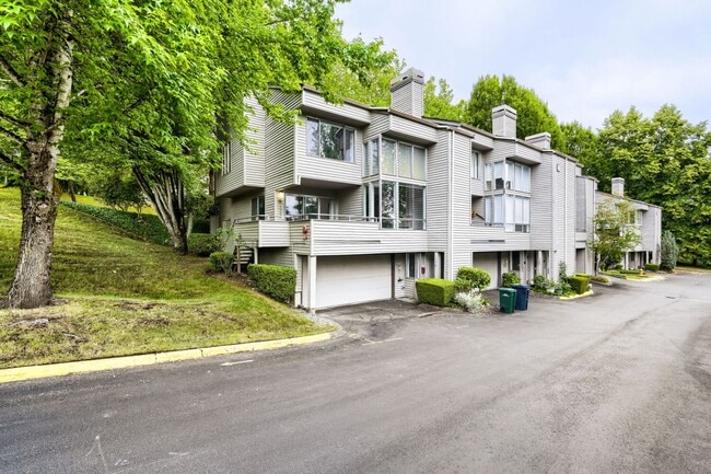 Building Photo - 3bed/2.5bath Townhome w/ Attached 2-Car Garage in Prime Redmond Location!