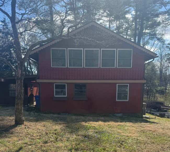 Photo - "Charming 2-Bedroom Retreat with Granite Touches and Hardwood Elegance in Hendersonville!"