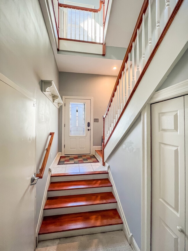 Foyer - 83 S Hamilton St Unit 83A S Hamilton