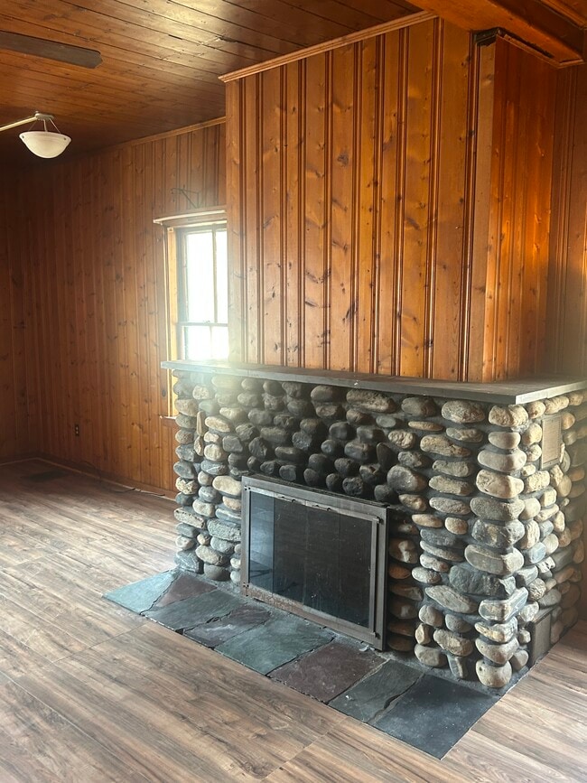 Building Photo - 277 River St Unit millstone barn