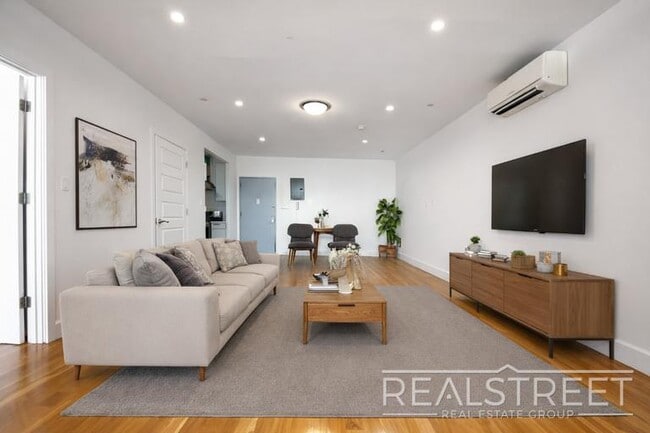 Building Photo - LUXURY 2.5 Bed  in Queens!