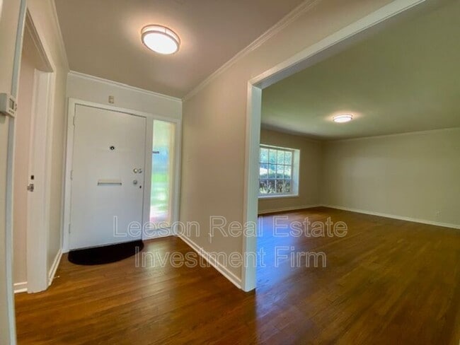 Photo - 208 Bruce Ave