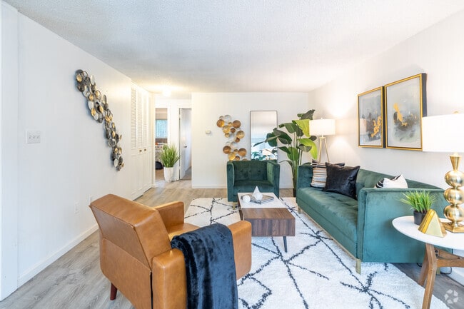 2BR, 1BA - 920SF - Living Room - Mohawk Green Apartments