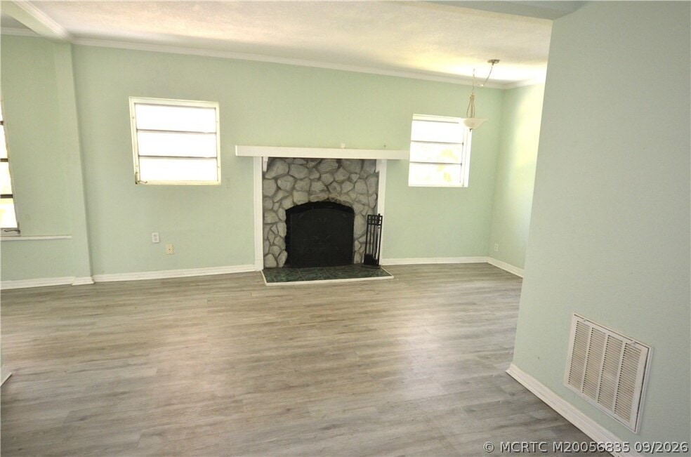 649 SW Cleveland Ave
