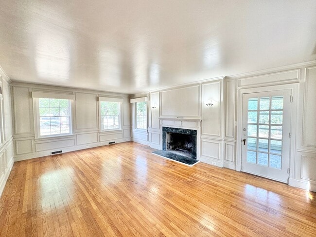Building Photo - 2245 W Oak St Unit A