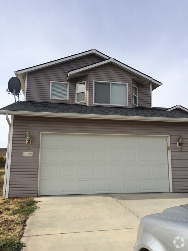 Building Photo - 3 Bd/2.5 Ba home on Military Hill!