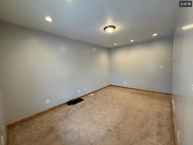 Photo - 635 Valley St