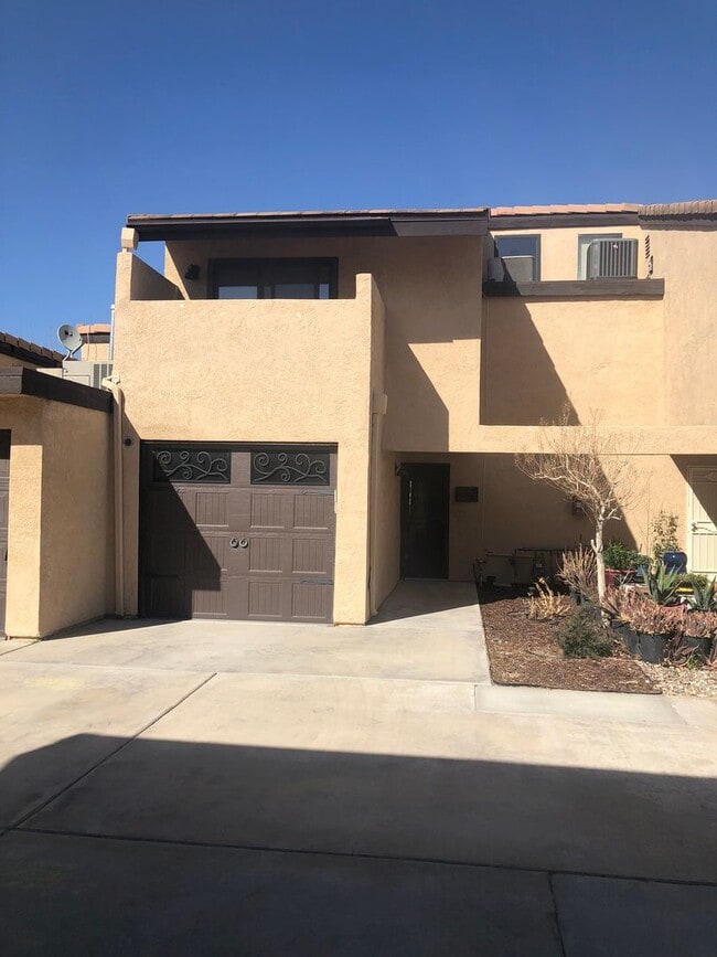 Building Photo - 3 bedroom 2 bathroom Condo in Helendale! Unit 9