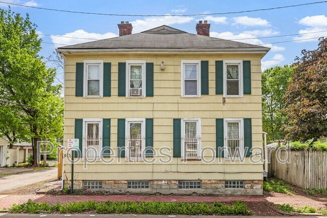 Building Photo - 673 E Sycamore St