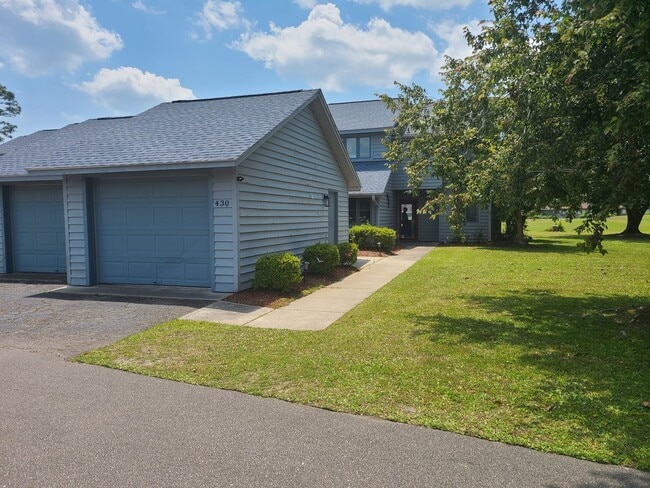 Building Photo - Beautiful 2 bedroom 2 bath unfurnished Townhome - Olde Point Golf Course - Hampstead