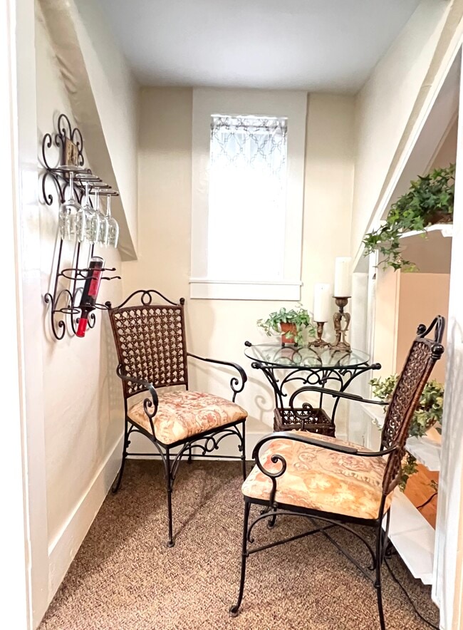 Small breakfast nook - 613 Birch St
