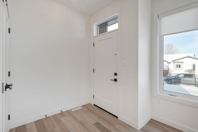 Building Photo - 15309-15394 94 Ave NW Unit Main 09