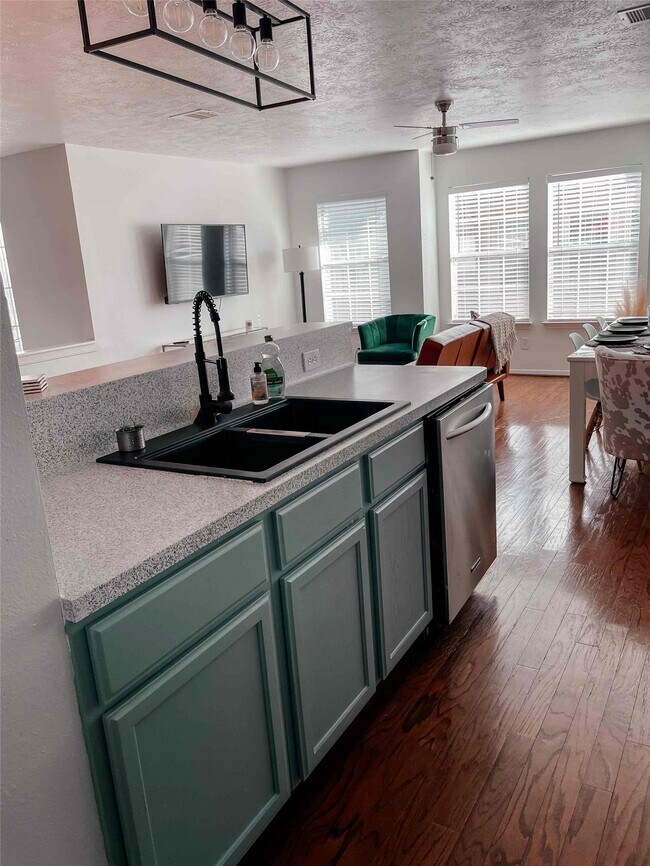 Photo - 1308 Andrews St