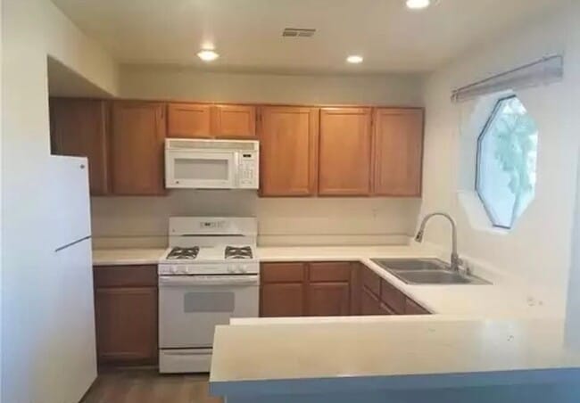 Building Photo - Charming 1st Floor Comdo