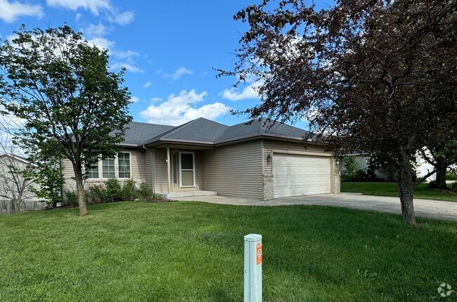 Building Photo - Update NW House New carpet throughout the ...