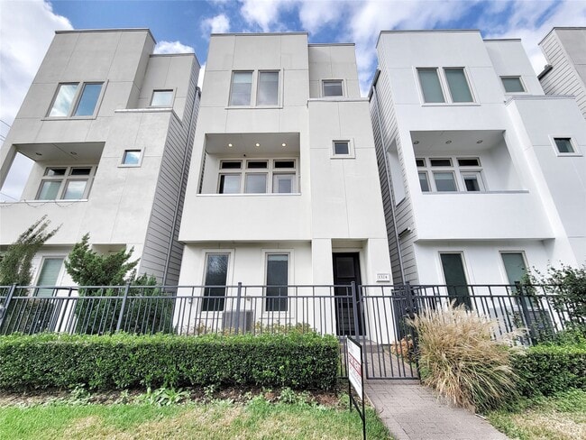 Building Photo - 1324 Delano St