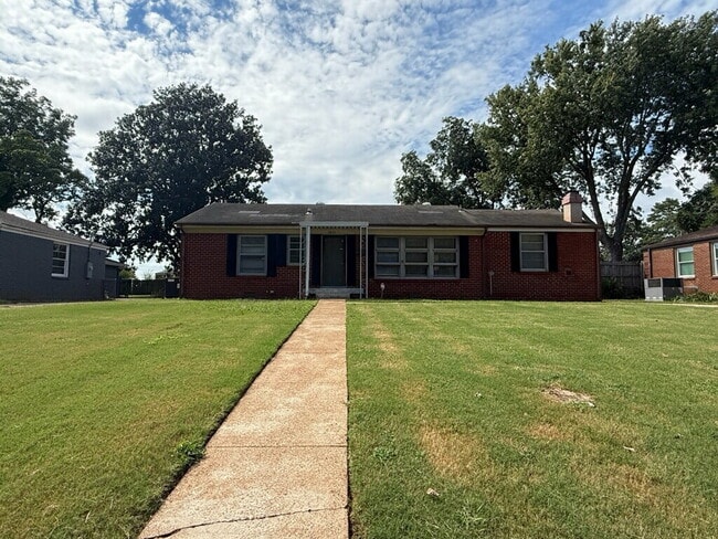 Building Photo - "Charming 3-Bed Haven with 2 Full Baths & ... Rental