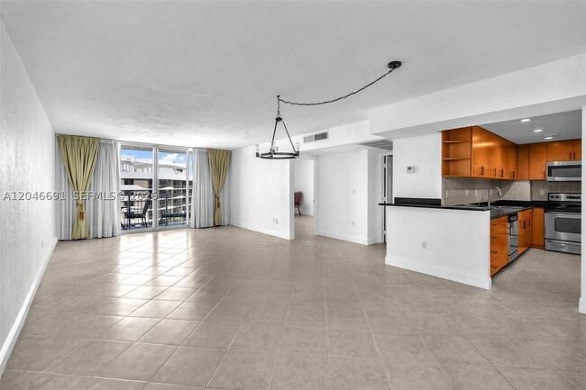 Building Photo - 10350 W Bay Harbor Dr Unit 8F