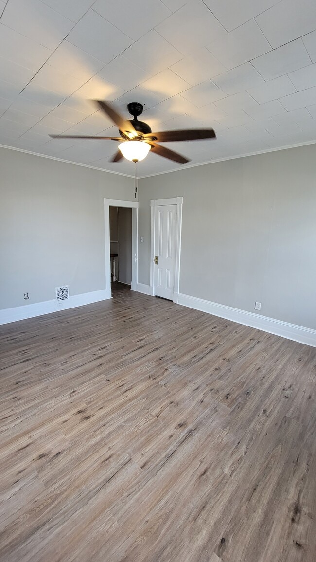 Building Photo - 623 5th Ave Unit 1/2 Rental