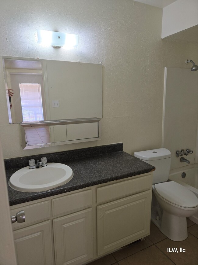 Photo - 830 Victoria Dr Unidad A