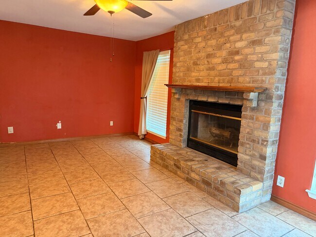 Photo - 2914 Hemlock Dr