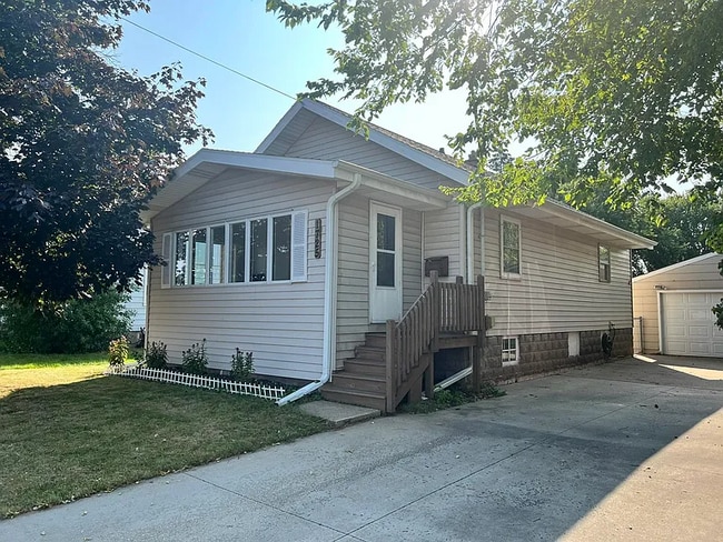 Building Photo - 1725 Oshkosh Ave Rental