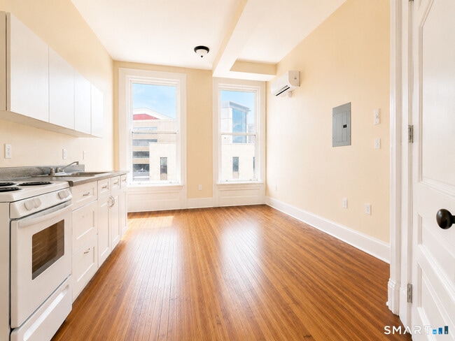 105 Bank St Unit 2G