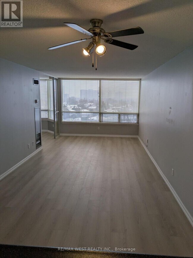 Photo - 1121 Steeles Ave W Unité 702