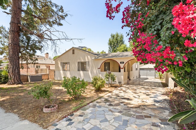 Building Photo - 327 N Avon St