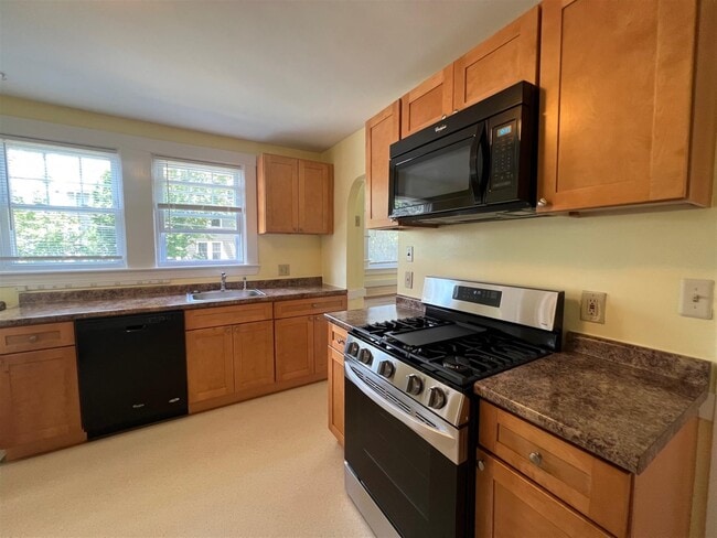 Building Photo - 638 Huron Ave Unit 1