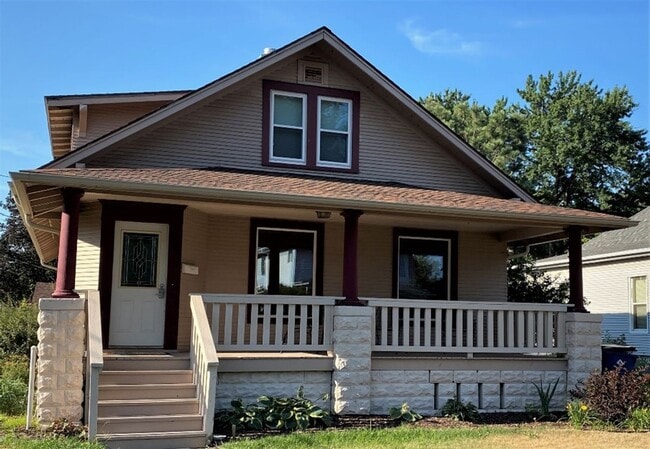 Building Photo - Spacious 4 Bedroom, 2 Bathroom Home