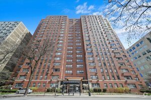 Building Photo - 2909 N Sheridan Rd Rental