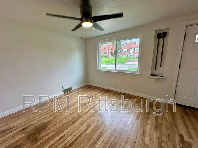 Photo - 975 Elizabeth St