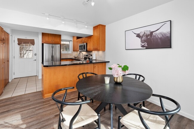 Photo - 814 W Bleeker St