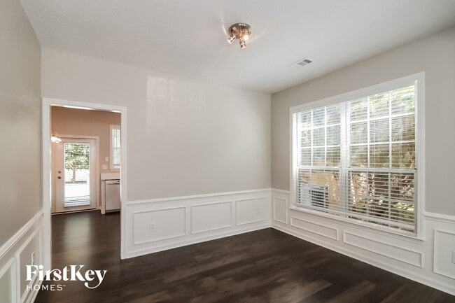 Photo - 753 Weybourne Ct NE